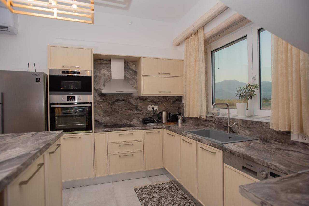 Villa Pnoe Seaside Kalamaki  Bagian luar foto