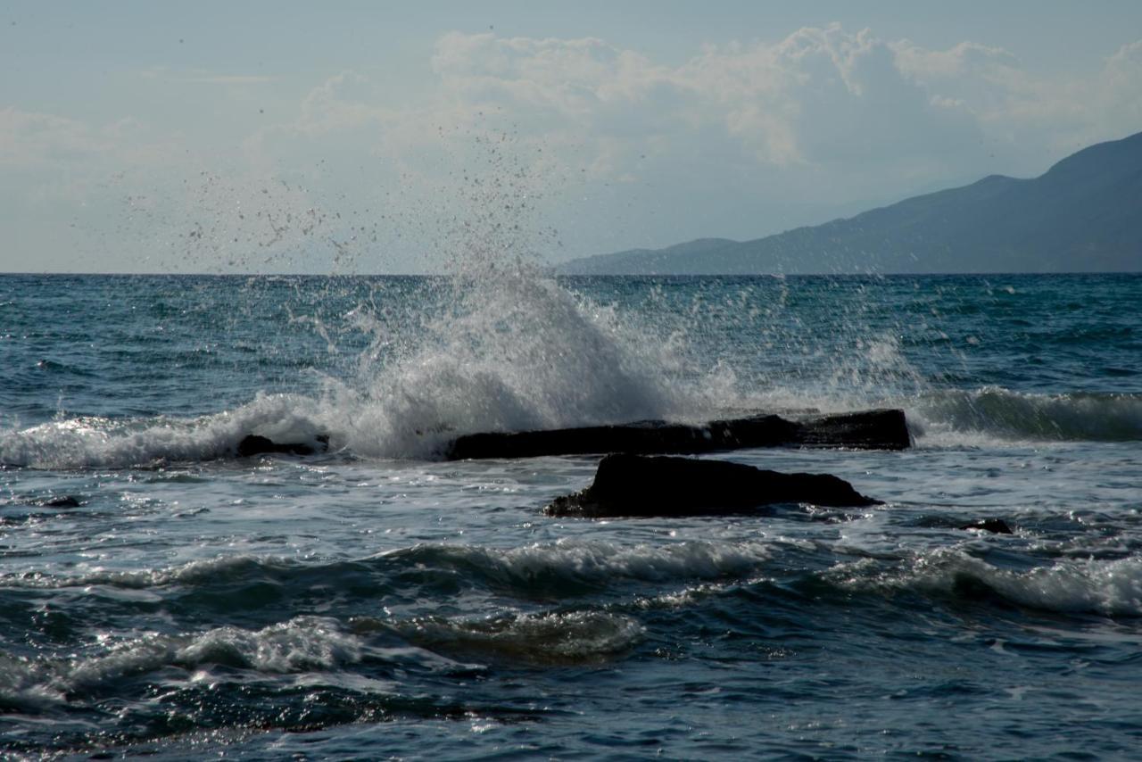 Villa Pnoe Seaside Kalamaki  Bagian luar foto