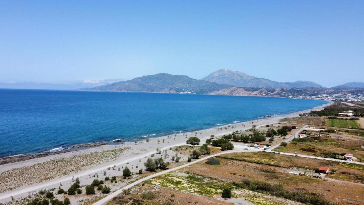 Villa Pnoe Seaside Kalamaki  Bagian luar foto