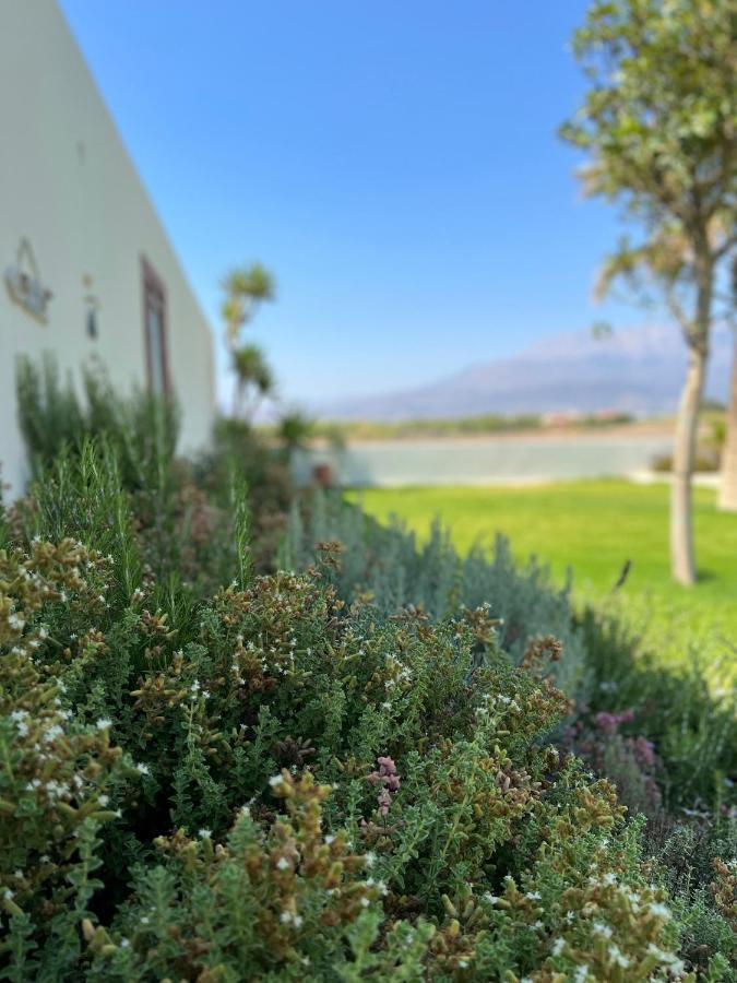 Villa Pnoe Seaside Kalamaki  Bagian luar foto