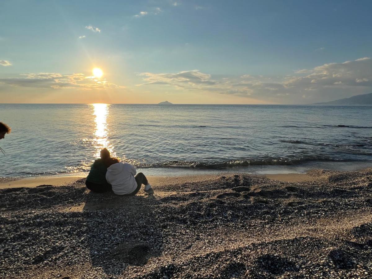 Villa Pnoe Seaside Kalamaki  Bagian luar foto